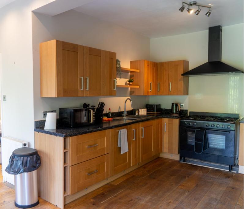 Spacious 15 Guest Home With 9 Beds In Shirley Solihull Dış mekan fotoğraf