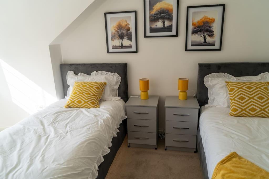 Spacious 15 Guest Home With 9 Beds In Shirley Solihull Dış mekan fotoğraf