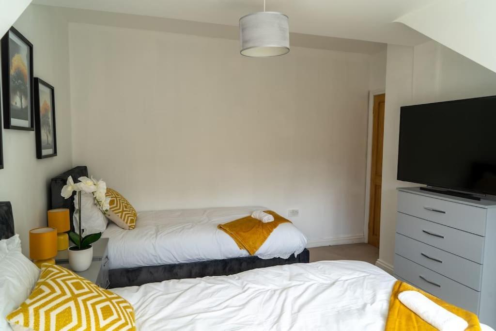 Spacious 15 Guest Home With 9 Beds In Shirley Solihull Dış mekan fotoğraf